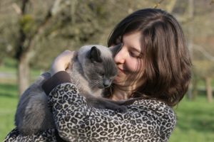 cuddling_cat