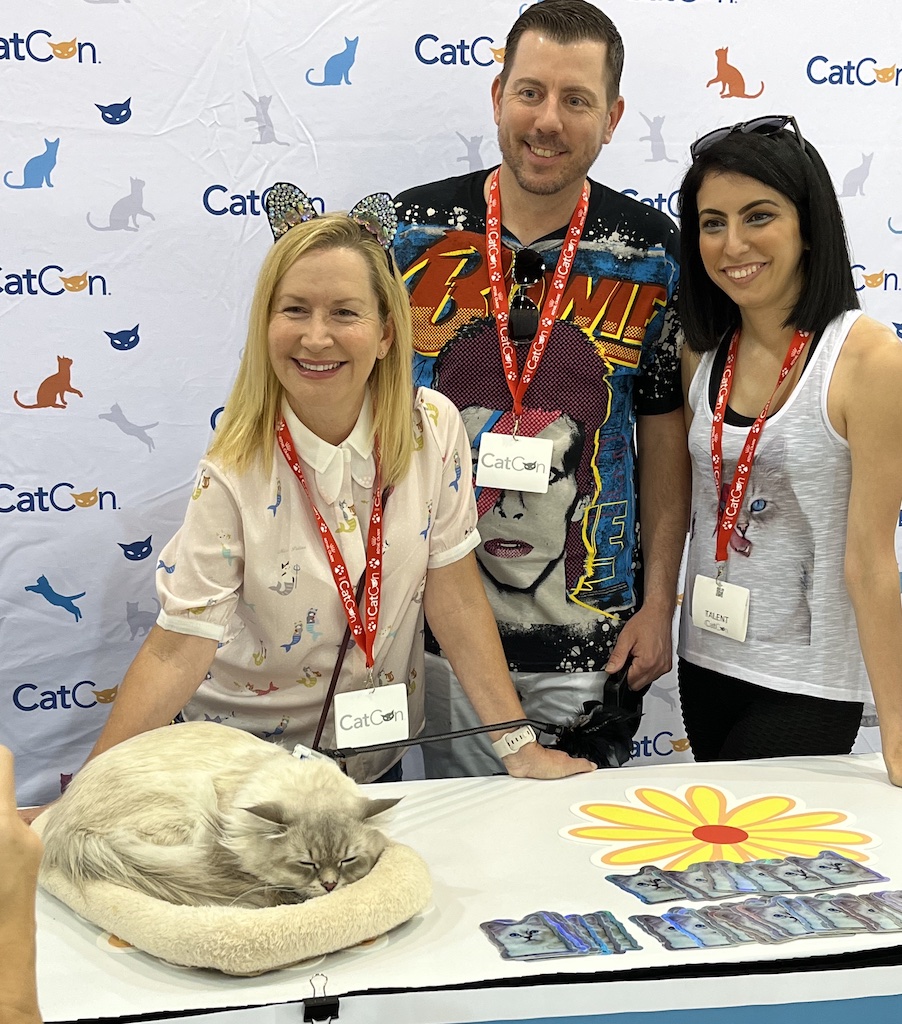 Angela Kinsey meeting Squirrel the cat at CatCon