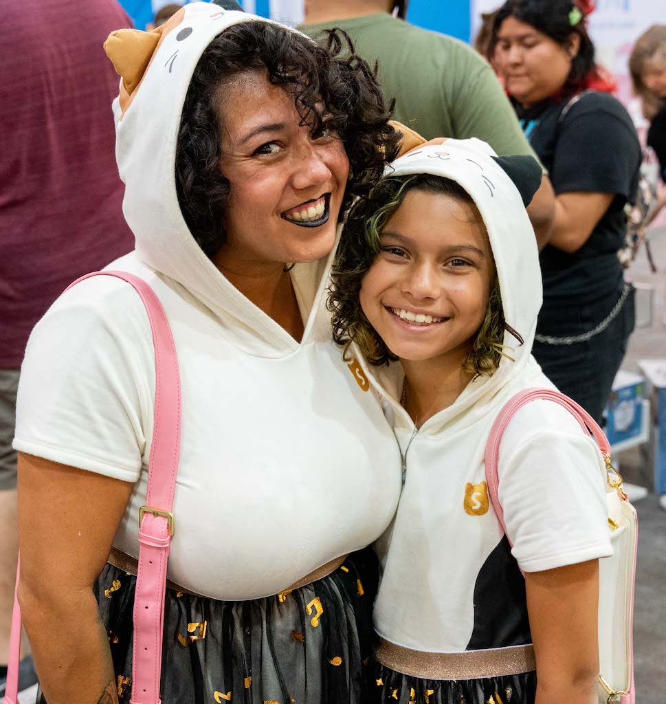 mom and daughter at catcon 2023
