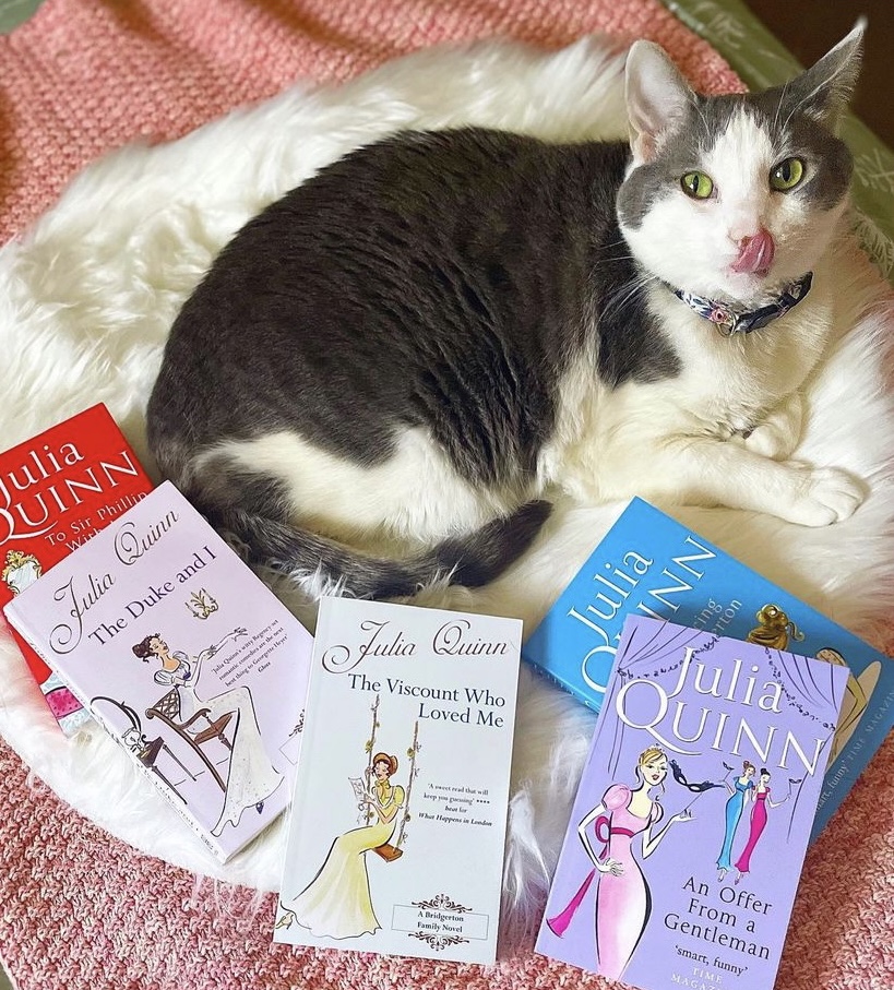 @page.and.polish Instagram
cat with Julia Quinn's Bridgerton books